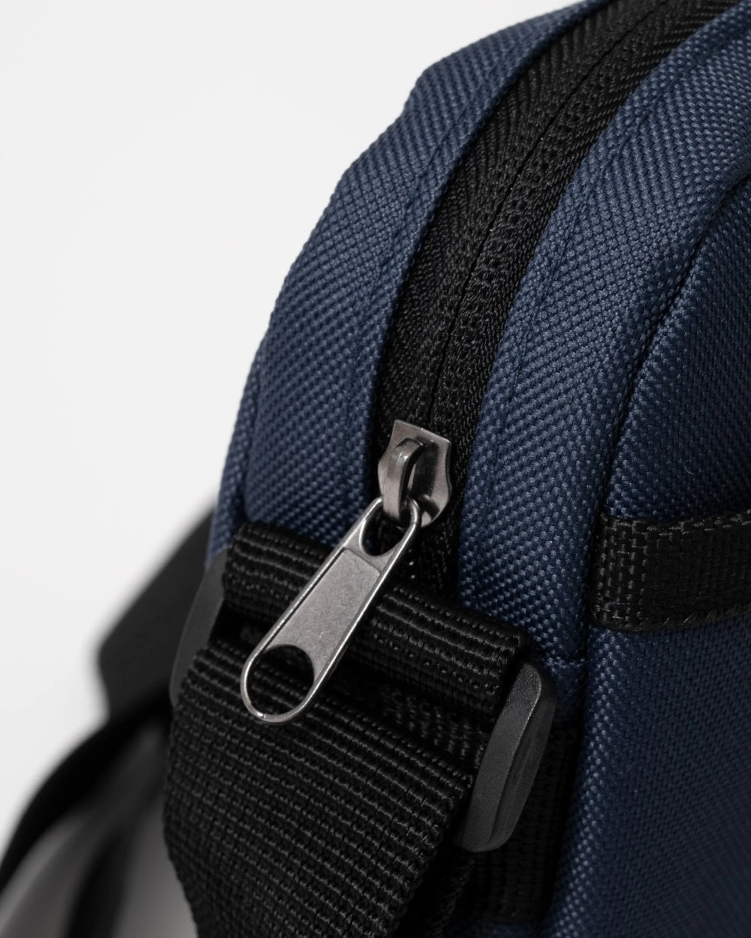 Lyle & Scott Mini Messenger Bag - Navy