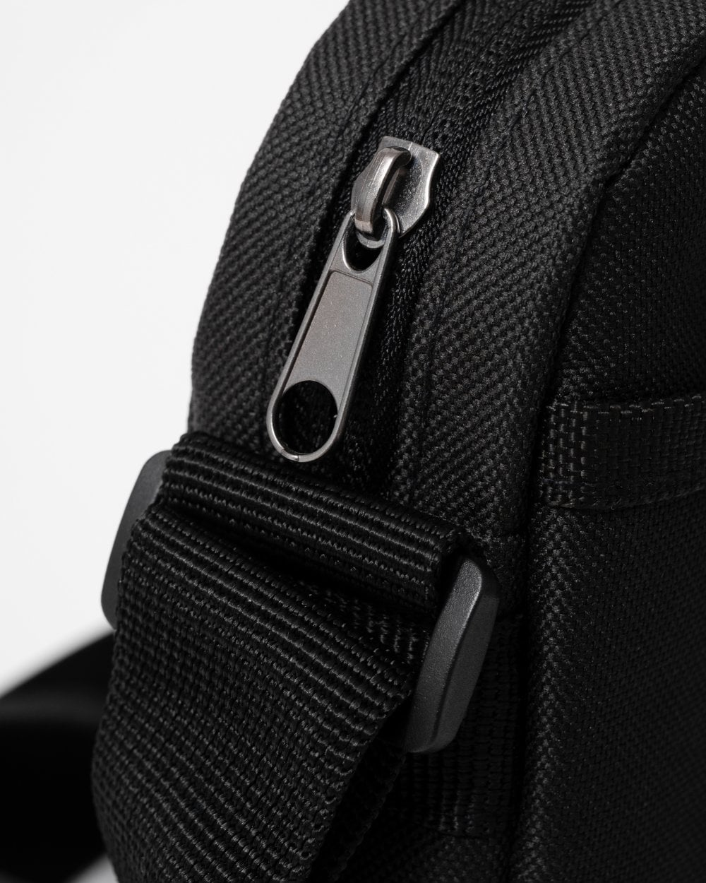 Lyle & Scott Mini Messenger Bag - True Black